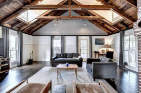 Modern Farm house in heart of the City- Sleeps 12